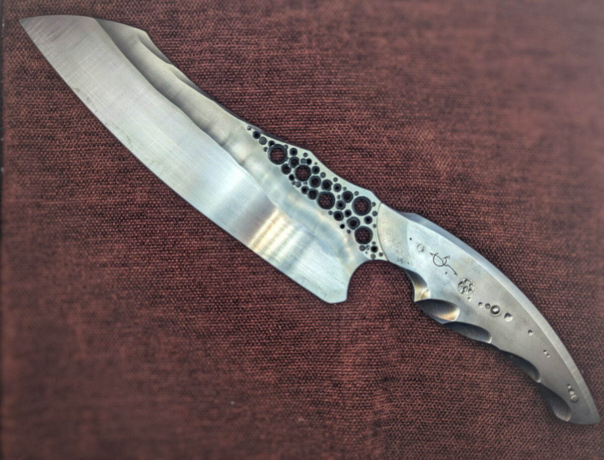 Couteau fixe de cuisine par l'artisan Dracoforge. Vue du côté gauche. Le couteau est totalement fait d'acier inox Z40. La lame est en finition tirée en long. Couteau artisanal, coutellerie français à Châteauneuf-du-Pape, Vaucluse Coutellerie du Pape
