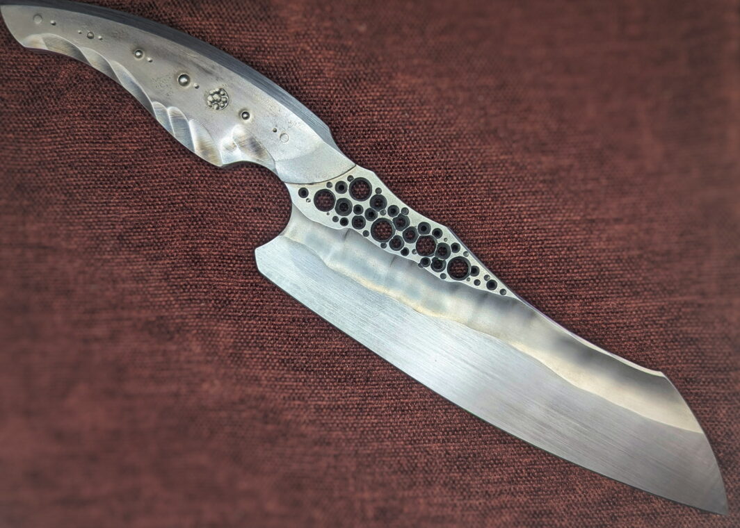 Couteau fixe de cuisine par l'artisan Dracoforge. Vue du côté droit. Le couteau est totalement fait d'acier inox Z40. La lame est en finition tirée en long. Couteau artisanal, coutellerie français à Châteauneuf-du-Pape, Vaucluse Coutellerie du Pape