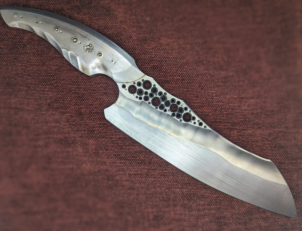 Couteau fixe de cuisine par l'artisan Dracoforge. Vue du côté droit. Le couteau est totalement fait d'acier inox Z40. La lame est en finition tirée en long. Couteau artisanal, coutellerie français à Châteauneuf-du-Pape, Vaucluse Coutellerie du Pape