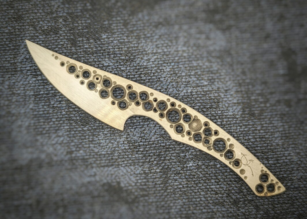 Couteau fixe Kiridashi de l'artisan Dracoforge. Vue du côté gauche. Le poinçon est sur manche. Le couteau est un intégral en Z40. Couteau artisanal, coutellerie français à Châteauneuf-du-Pape, Vaucluse Coutellerie du Pape