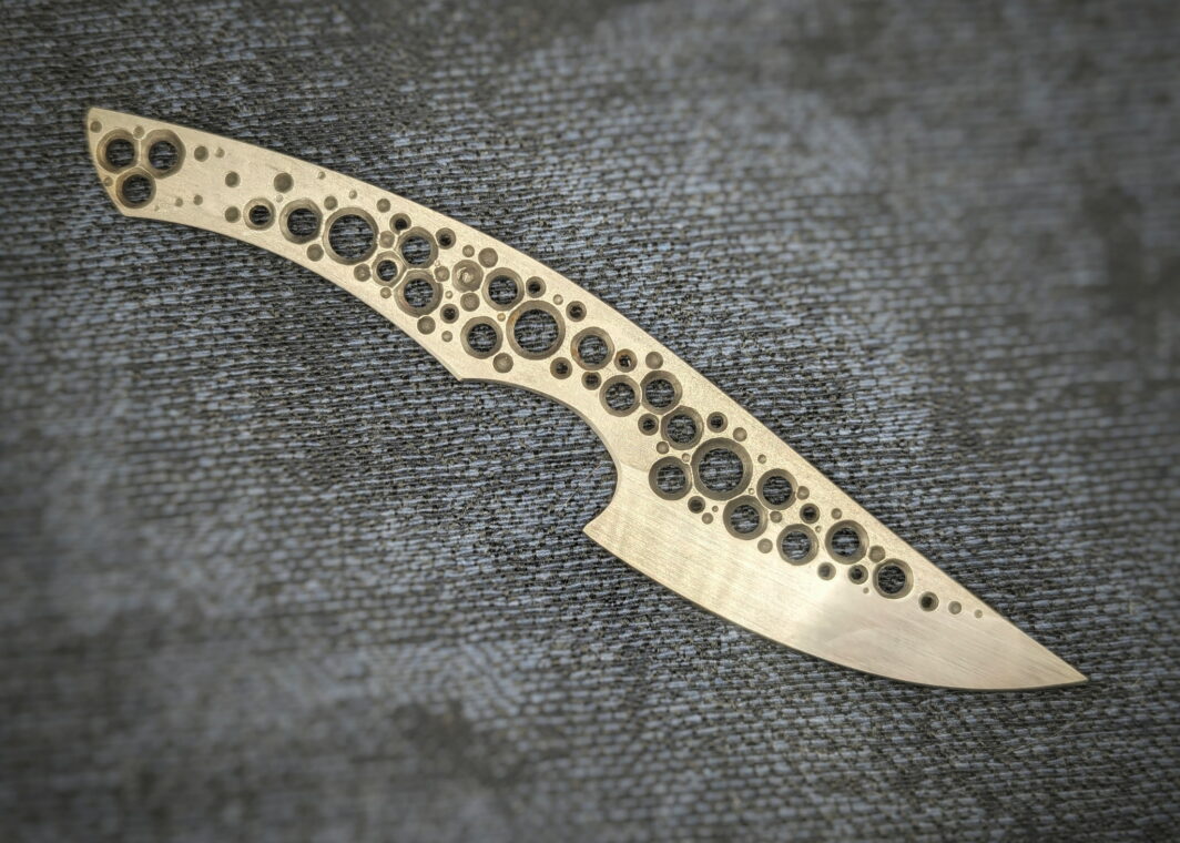 Couteau fixe Kiridashi de l'artisan Dracoforge. Vue du côté droit. Le couteau est un intégral en Z40. Couteau artisanal, coutellerie français à Châteauneuf-du-Pape, Vaucluse Coutellerie du Pape