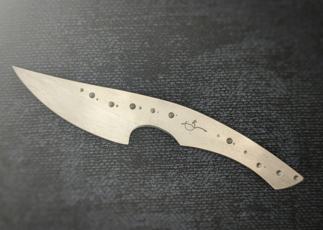 Couteau fixe Kiridashi plein de l'artisan Dracoforge. Vue du côté gauche. Le poinçon est sur manche. Le couteau est un intégral en Z40.Couteau artisanal, coutellerie français à Châteauneuf-du-Pape, Vaucluse Coutellerie du Pape