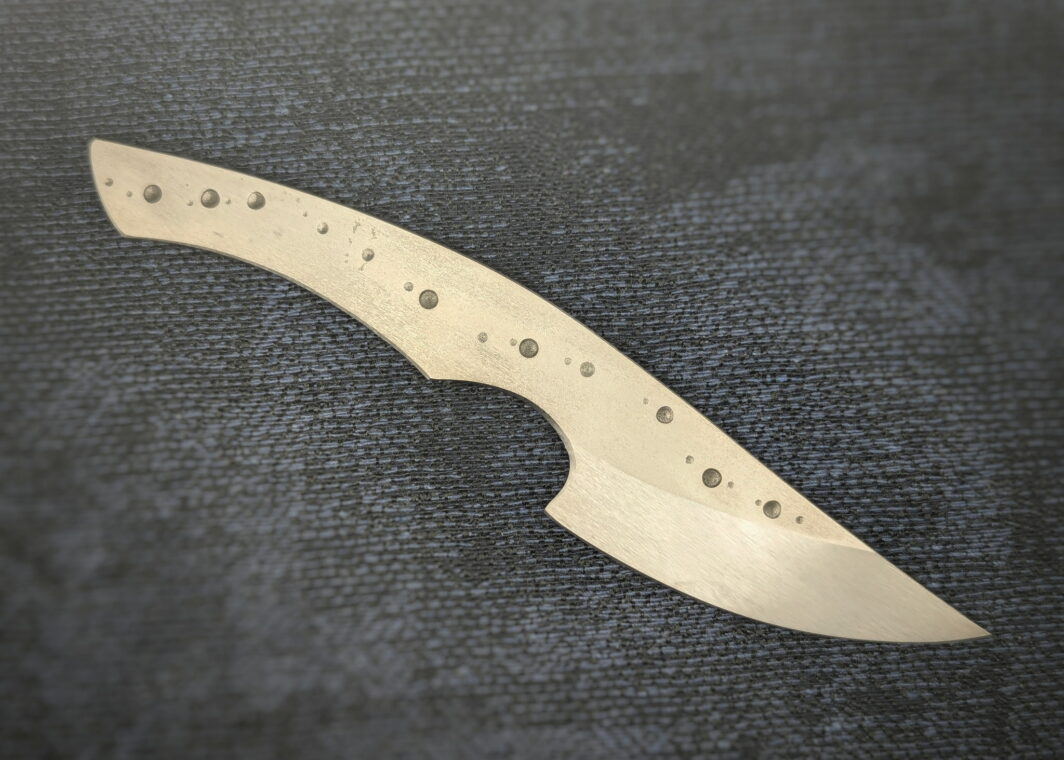 Couteau fixe Kiridashi plein de l'artisan Dracoforge. Vue du côté droit. Le couteau est un intégral en Z40. Couteau artisanal, coutellerie français à Châteauneuf-du-Pape, Vaucluse Coutellerie du Pape