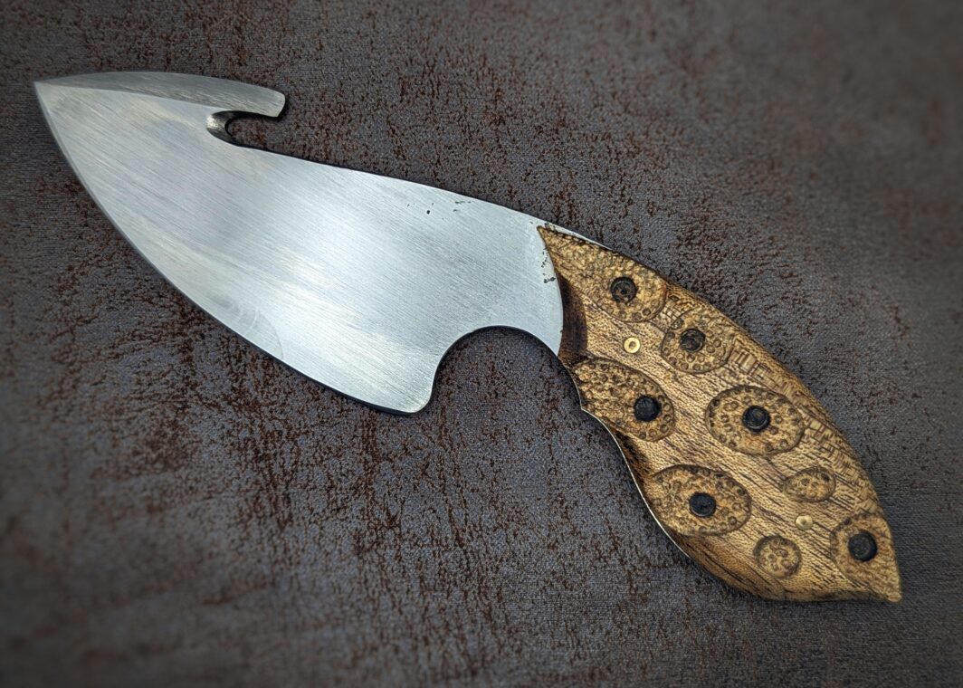Couteau fixe Dépeceur 2 par l'artisan Dracoforge. Côté gauche Couteau artisanal, coutellerie français à Châteauneuf-du-Pape, Vaucluse Coutellerie du Pape