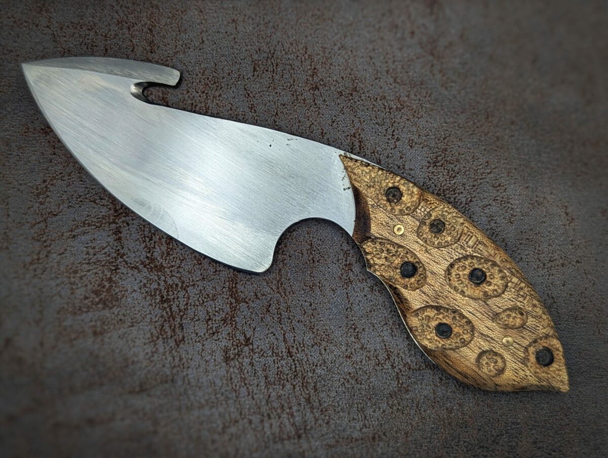 Couteau fixe Dépeceur 2 par l'artisan Dracoforge. Côté gauche Couteau artisanal, coutellerie français à Châteauneuf-du-Pape, Vaucluse Coutellerie du Pape