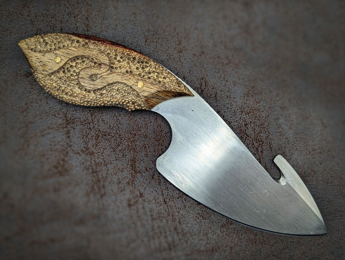 Couteau fixe Dépeceur 2 par l'artisan Dracoforge. Côté droit. Couteau artisanal, coutellerie français à Châteauneuf-du-Pape, Vaucluse Coutellerie du Pape