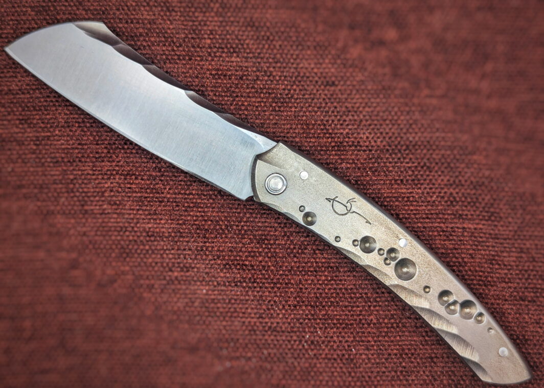 Couteau Mini Rackham par l'artisan Dracoforge. Position ouverte, Côté gauche. Intégralement en acier inox Z40. Couteau artisanal, coutellerie français à Châteauneuf-du-Pape, Vaucluse Coutellerie du Pape