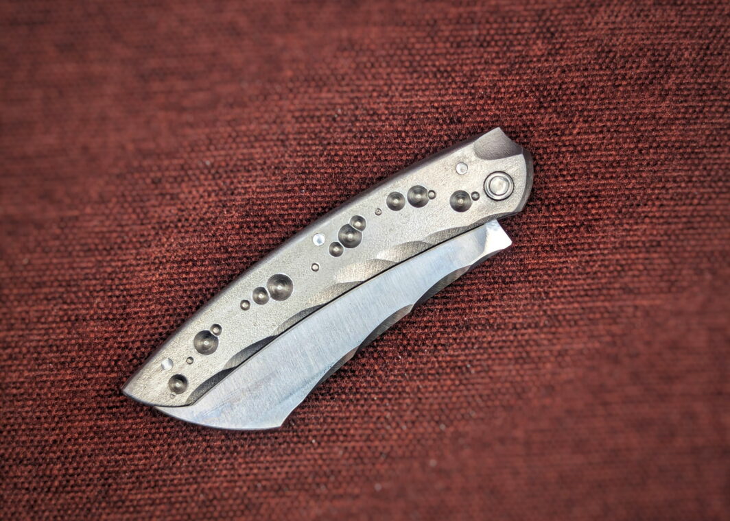 Couteau Mini Rackham par l'artisan Dracoforge. Position Fermé, Côté Droit. Intégralement en acier inox Z40. Couteau artisanal, coutellerie français à Châteauneuf-du-Pape, Vaucluse Coutellerie du Pape