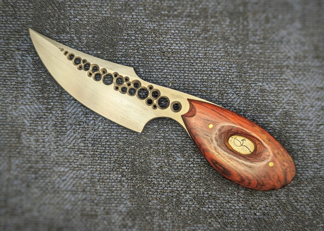Couteau fixe Dent De Lune 13 de l'artisan Dracoforge. Vue du côté gauche. Manche en Cocobolo, lame en Z40. Couteau artisanal, coutellerie français à Châteauneuf-du-Pape, Vaucluse Coutellerie du Pape