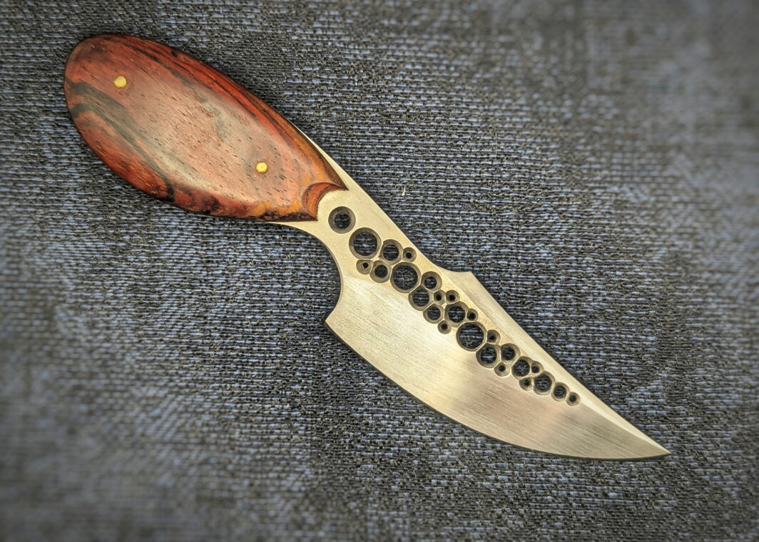 Couteau fixe Dent De Lune 13 de l'artisan Dracoforge. Vue du côté droit. Manche en Cocobolo, lame en Z40. Couteau artisanal, coutellerie français à Châteauneuf-du-Pape, Vaucluse Coutellerie du Pape
