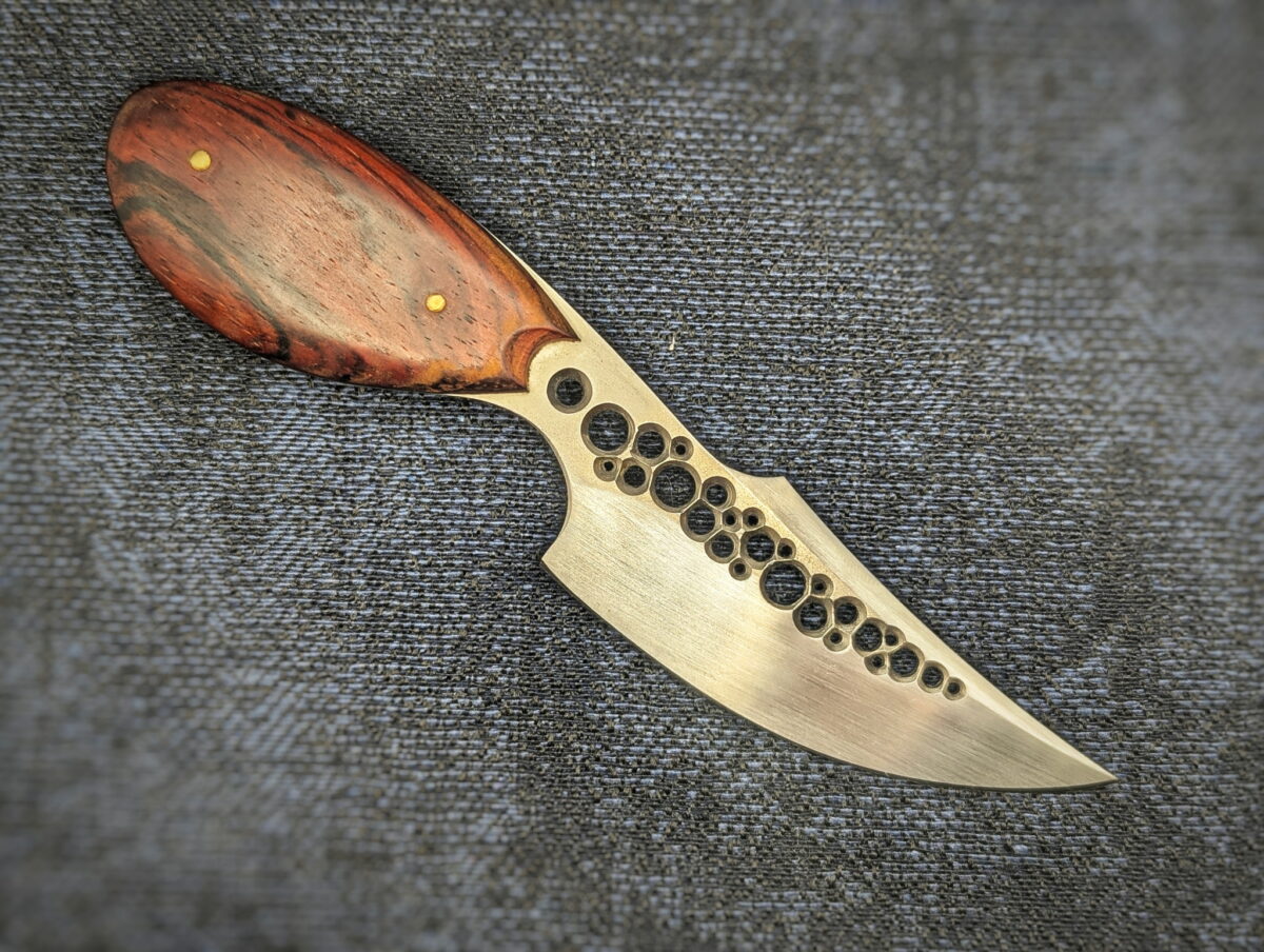 Couteau fixe Dent De Lune 13 de l'artisan Dracoforge. Vue du côté droit. Manche en Cocobolo, lame en Z40. Couteau artisanal, coutellerie français à Châteauneuf-du-Pape, Vaucluse Coutellerie du Pape