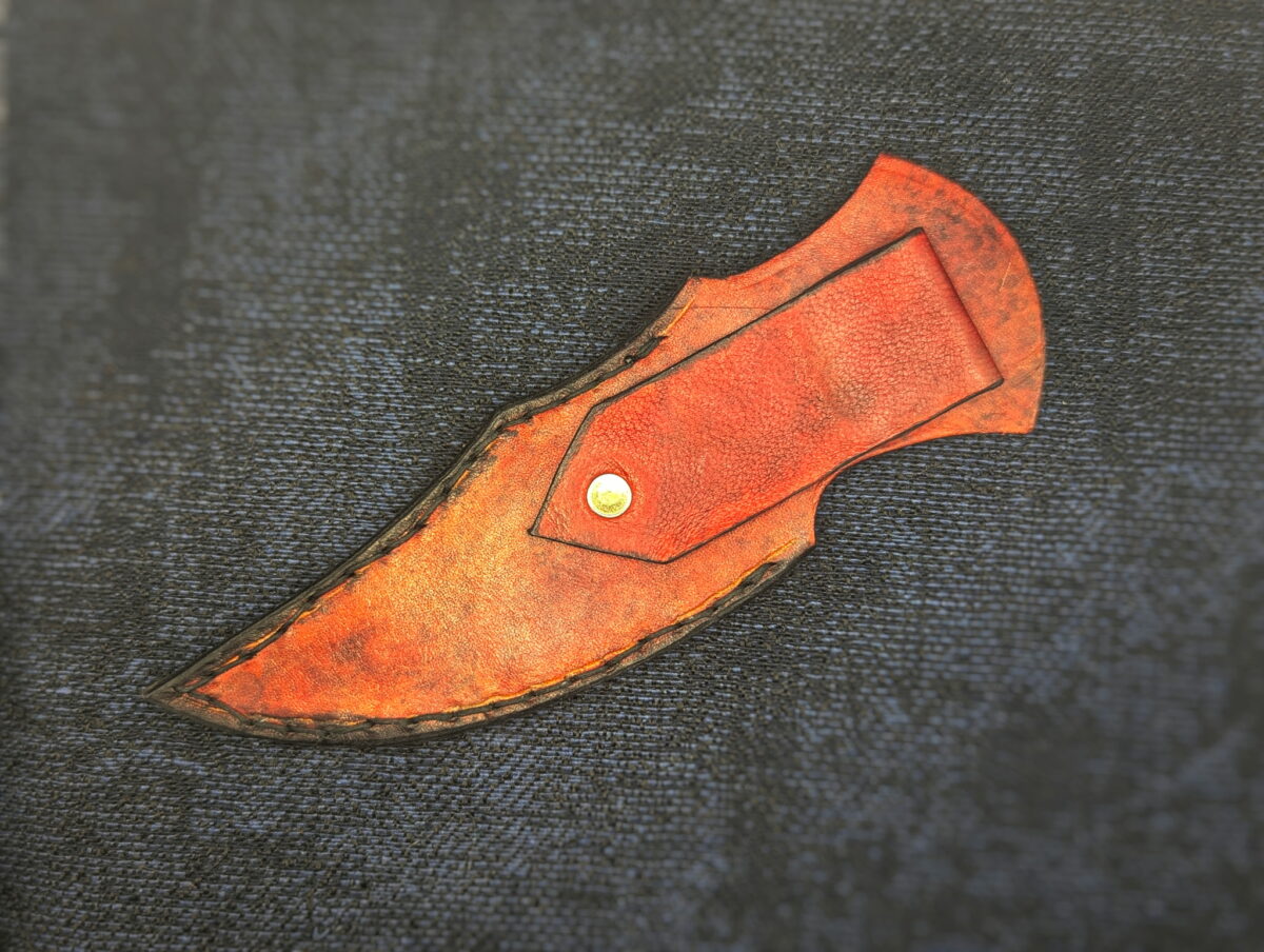 Etui en cuir de Dent de Lune. Couteau artisanal, coutellerie français à Châteauneuf-du-Pape, Vaucluse Coutellerie du Pape
