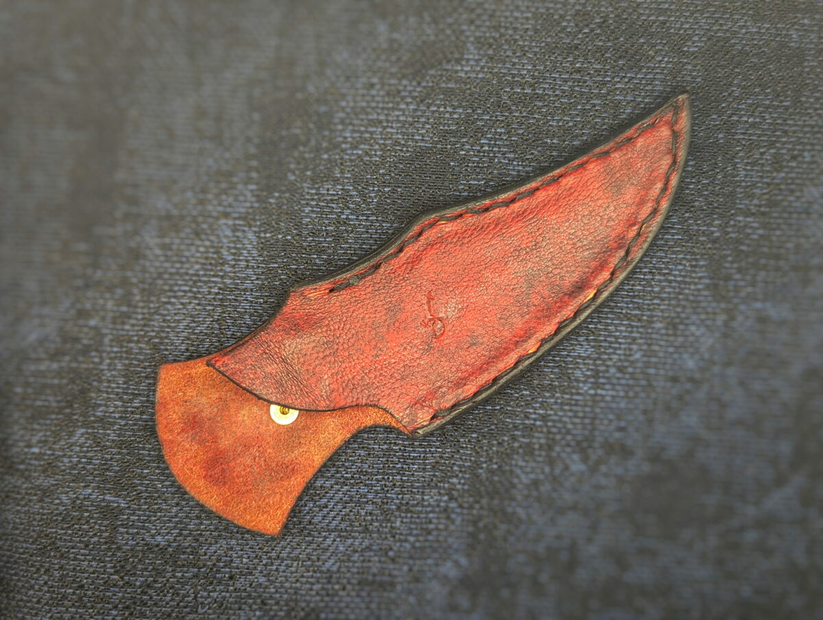 Etui en cuir de Dent de Lune. Couteau artisanal, coutellerie français à Châteauneuf-du-Pape, Vaucluse Coutellerie du Pape