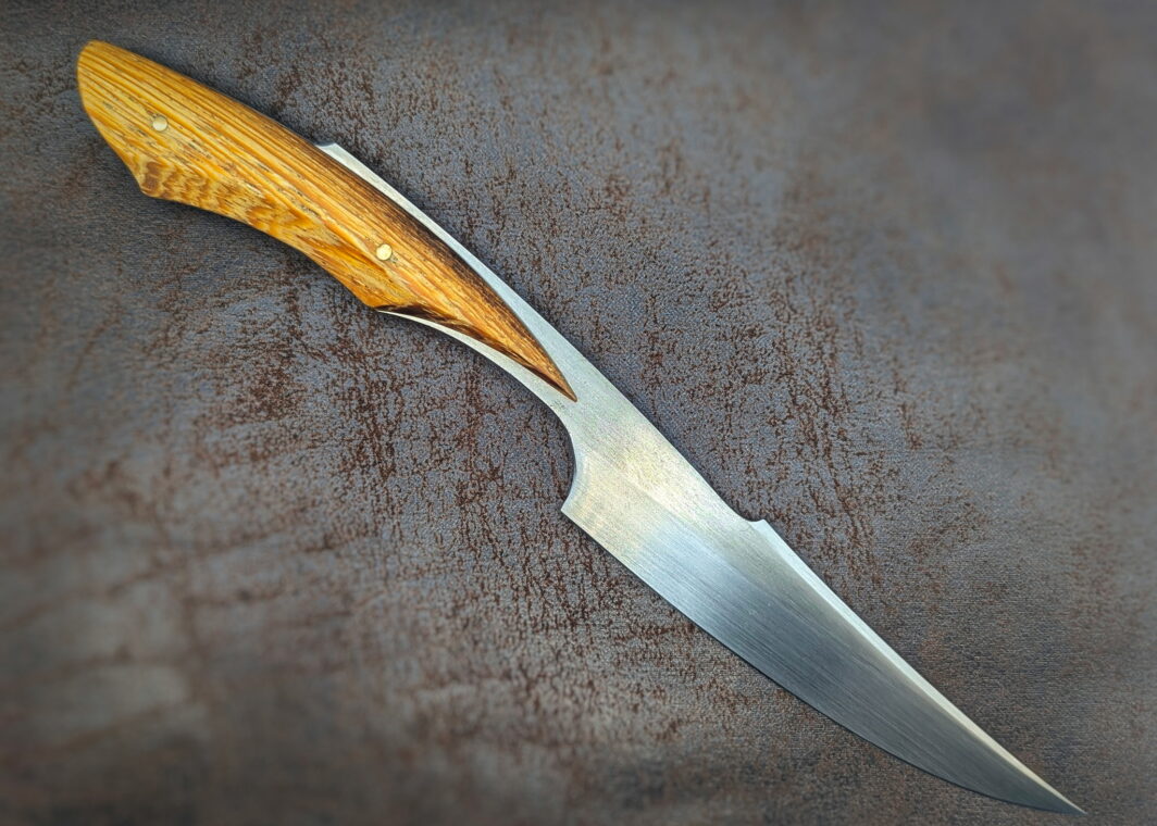 Couteau de table L'âme de l'eau par l'artisan Dracoforge. Côté droit. Manche en Wengé, lame en Z40 finition tirée en long. Couteau artisanal, coutellerie français à Châteauneuf-du-Pape, Vaucluse Coutellerie du Pape