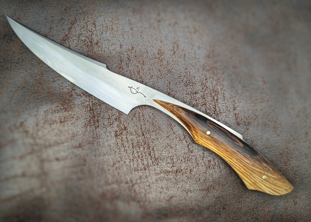 Couteau de table L'âme de l'eau par l'artisan Dracoforge. Côté gauche. Manche en Wengé, lame en Z40 finition tirée en long. Couteau artisanal, coutellerie français à Châteauneuf-du-Pape, Vaucluse Coutellerie du Pape