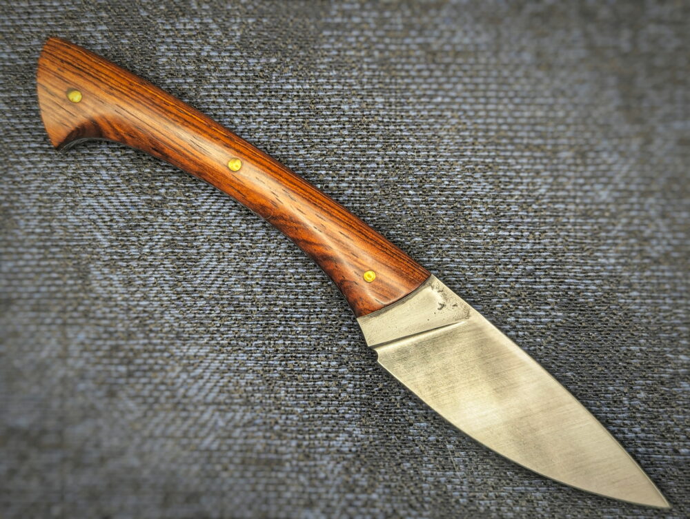 Couteau fixe par l'artisan Lou Marius. Côté droit. Le manche est en cocobolo. La lame est en C130. Couteau artisanal, coutellerie français à Châteauneuf-du-Pape, Vaucluse Coutellerie du Pape