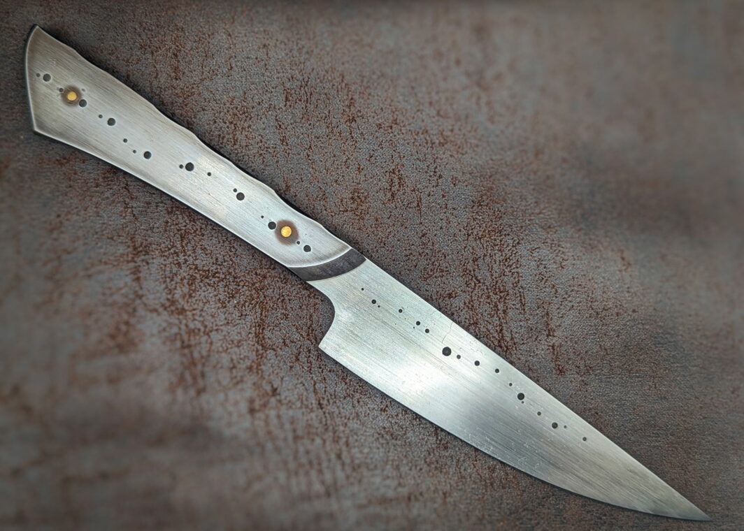 Couteau fixe de table par l'artisan Dracoforge. Côté droit. Le manche est en Z40 et la lame en MA5. Couteau artisanal, coutellerie français à Châteauneuf-du-Pape, Vaucluse Coutellerie du Pape