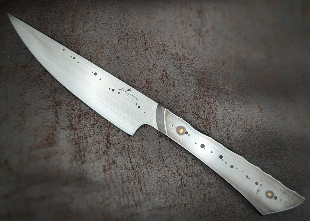 Couteau fixe de table par l'artisan Dracoforge. Côté gauche. Le manche est en Z40 et la lame en MA5. Couteau artisanal, coutellerie français à Châteauneuf-du-Pape, Vaucluse Coutellerie du Pape