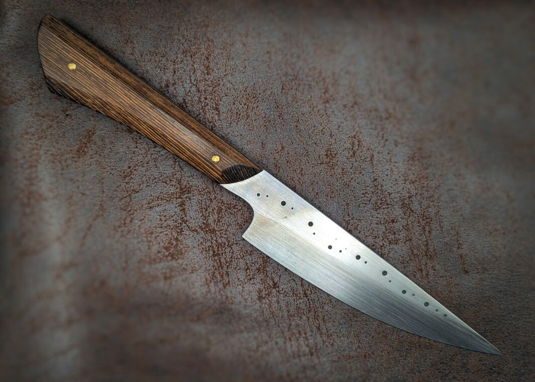 Couteau fixe de table Wengé par l'artisan Dracoforge. Côté droit. Le manche est en Wengé et la lame en MA5. Couteau artisanal, coutellerie français à Châteauneuf-du-Pape, Vaucluse Coutellerie du Pape