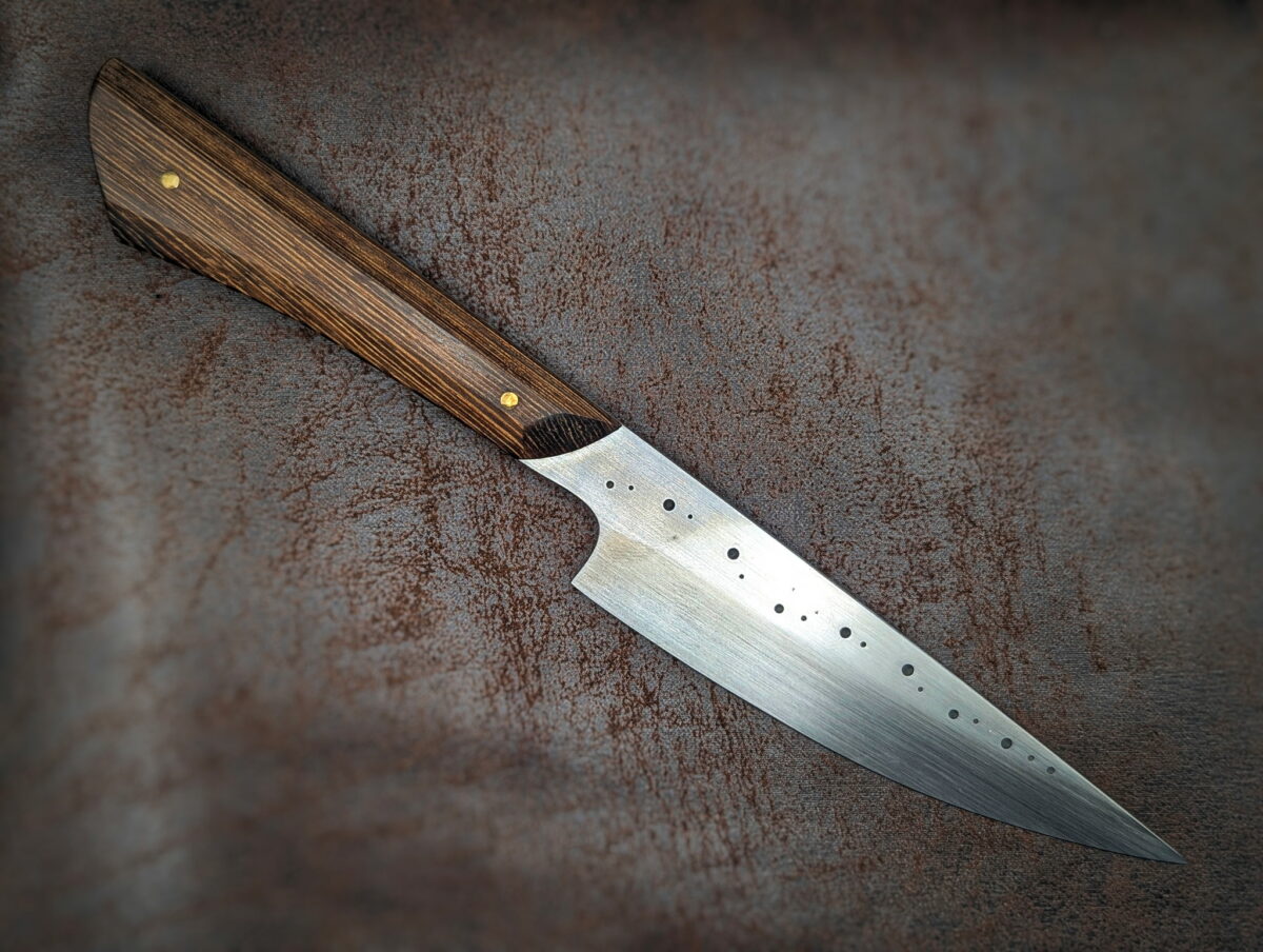 Couteau fixe de table Wengé par l'artisan Dracoforge. Côté droit. Le manche est en Wengé et la lame en MA5. Couteau artisanal, coutellerie français à Châteauneuf-du-Pape, Vaucluse Coutellerie du Pape