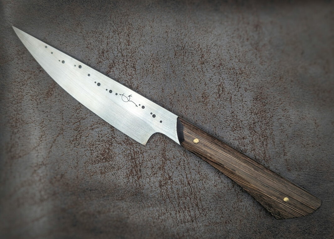 Couteau fixe de table Wengé par l'artisan Dracoforge. Côté gauche. Le manche est en Wengé et la lame en MA5. Couteau artisanal, coutellerie français à Châteauneuf-du-Pape, Vaucluse Coutellerie du Pape