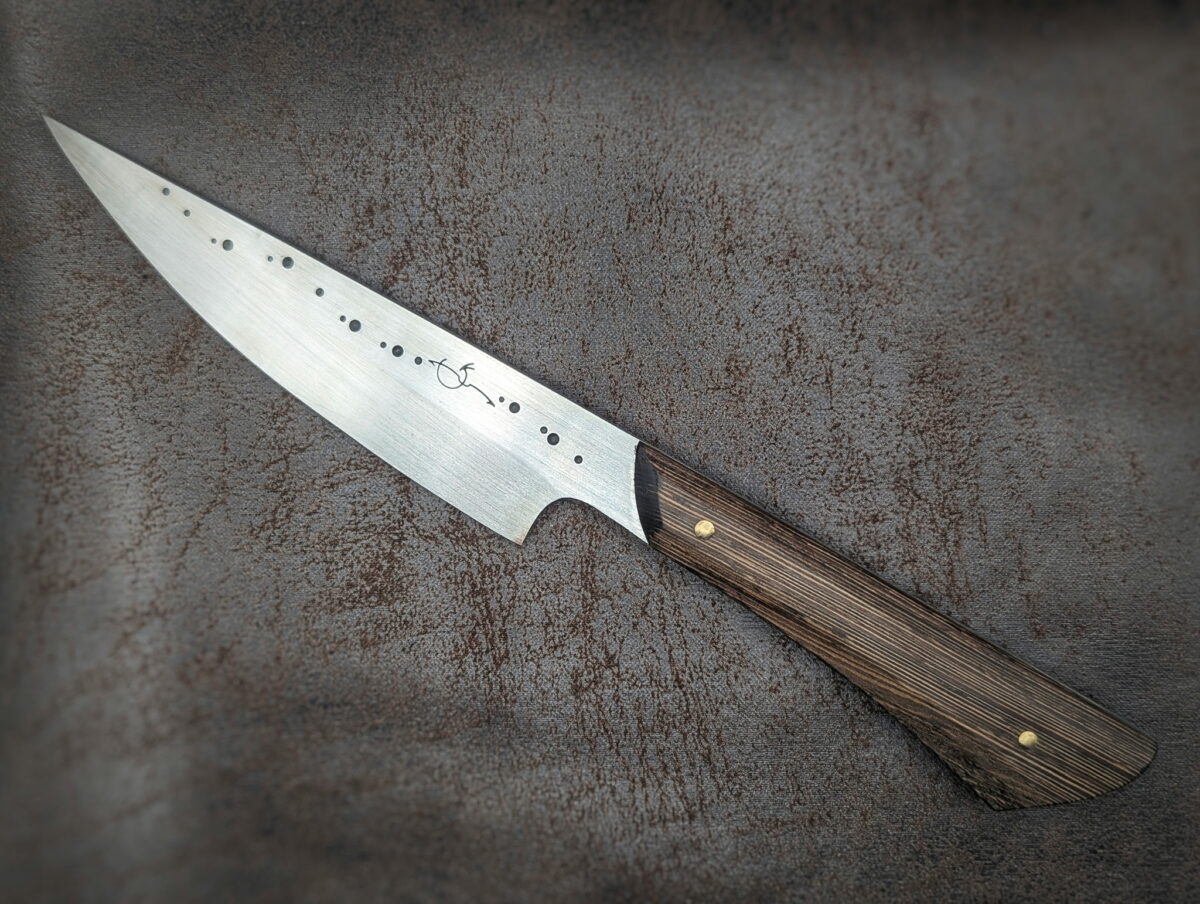 Couteau fixe de table Wengé par l'artisan Dracoforge. Côté gauche. Le manche est en Wengé et la lame en MA5. Couteau artisanal, coutellerie français à Châteauneuf-du-Pape, Vaucluse Coutellerie du Pape