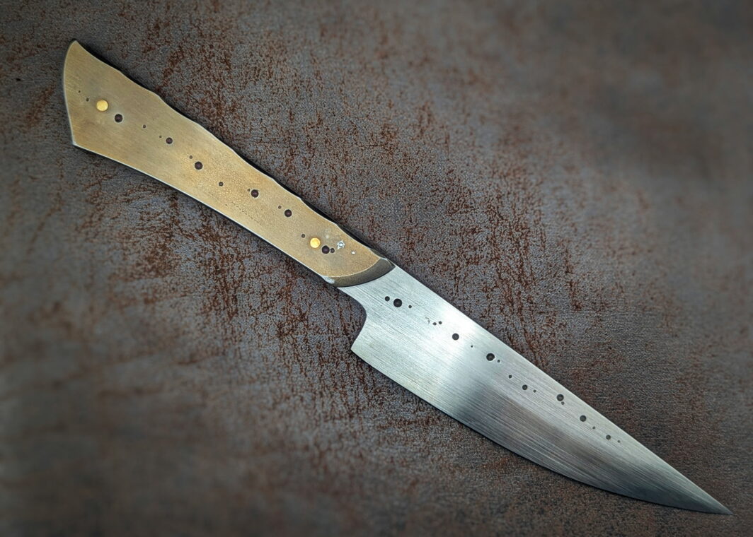 Couteau fixe de table patiné par l'artisan Dracoforge. Côté droit. Le manche est en Z40 et la lame en MA5. Couteau artisanal, coutellerie français à Châteauneuf-du-Pape, Vaucluse Coutellerie du Pape