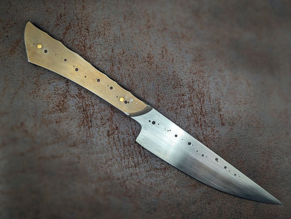 Couteau fixe de table patiné par l'artisan Dracoforge. Côté droit. Le manche est en Z40 et la lame en MA5. Couteau artisanal, coutellerie français à Châteauneuf-du-Pape, Vaucluse Coutellerie du Pape