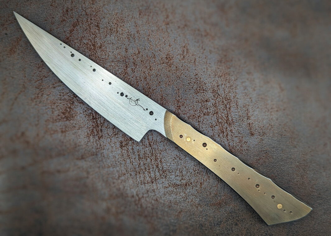 Couteau fixe de table patiné par l'artisan Dracoforge. Côté gauche. Le manche est en Z40 et la lame en MA5. Couteau artisanal, coutellerie français à Châteauneuf-du-Pape, Vaucluse Coutellerie du Pape