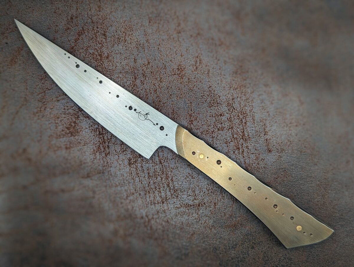 Couteau fixe de table patiné par l'artisan Dracoforge. Côté gauche. Le manche est en Z40 et la lame en MA5. Couteau artisanal, coutellerie français à Châteauneuf-du-Pape, Vaucluse Coutellerie du Pape