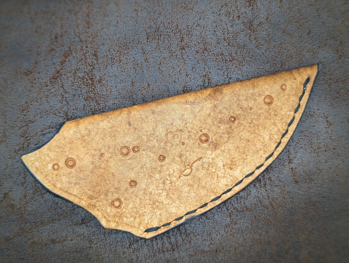 Etui fait main en cuir pour couteau Dépeceur 2. Couteau artisanal, coutellerie français à Châteauneuf-du-Pape, Vaucluse Coutellerie du Pape