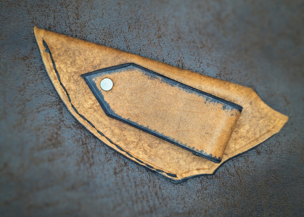 Etui fait main en cuir pour couteau Dépeceur 2 Couteau artisanal, coutellerie français à Châteauneuf-du-Pape, Vaucluse Coutellerie du Pape