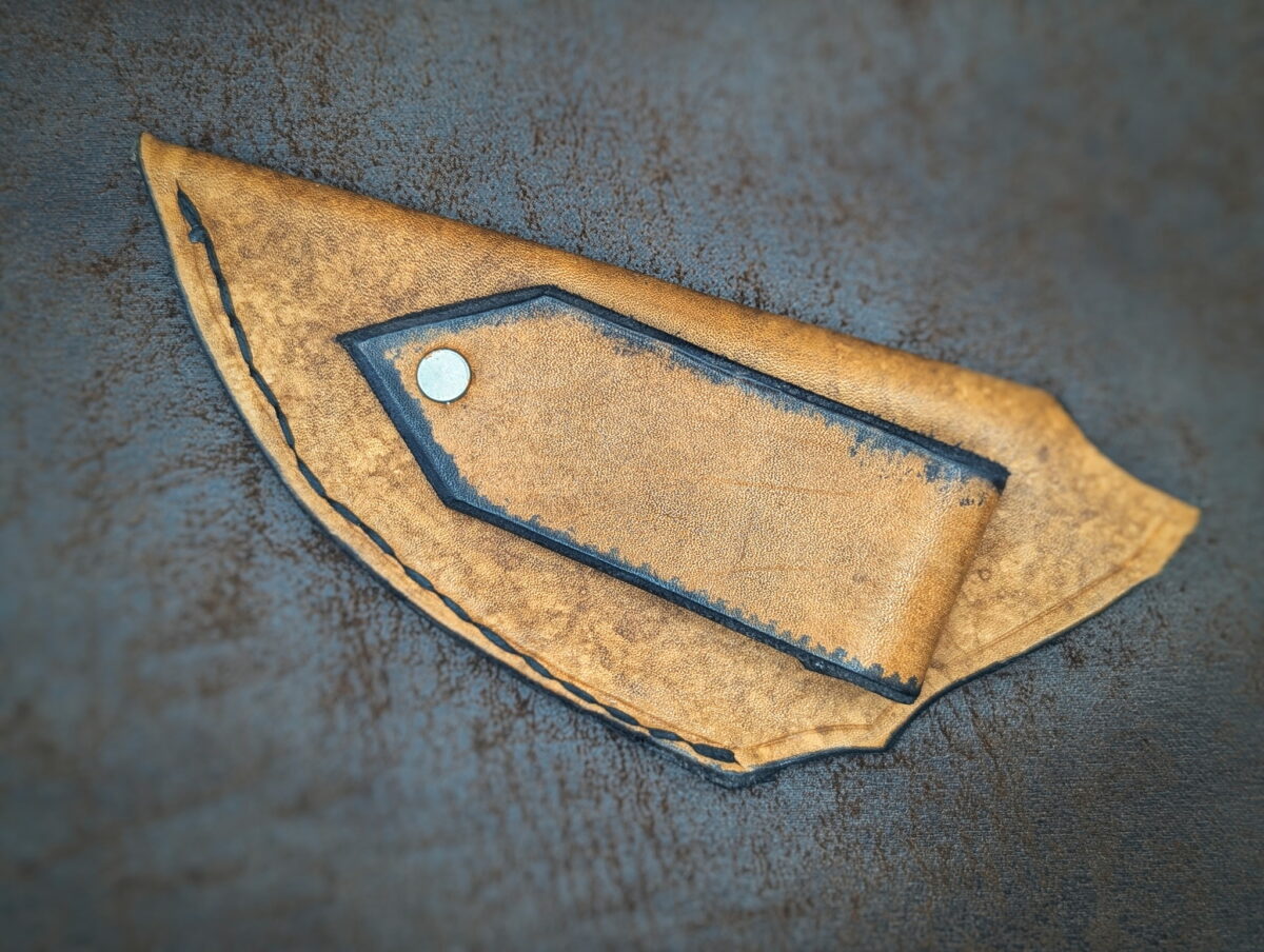 Etui fait main en cuir pour couteau Dépeceur 2 Couteau artisanal, coutellerie français à Châteauneuf-du-Pape, Vaucluse Coutellerie du Pape