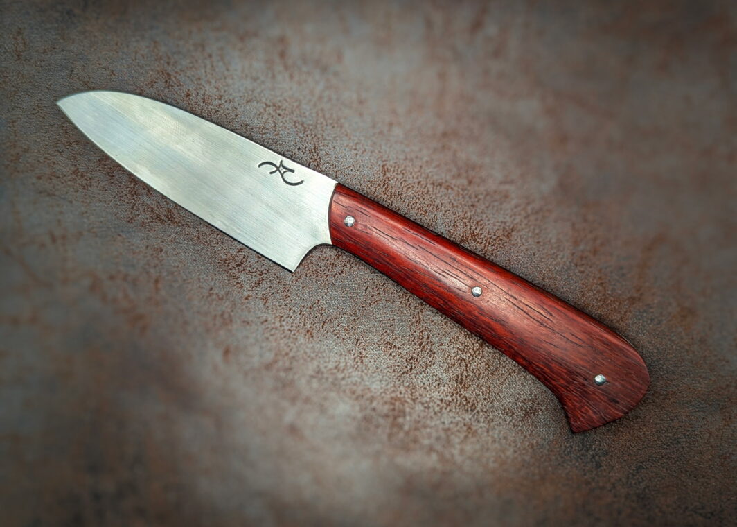 Couteau cuisine L'Office par l'artisan Alban Campagnola. Côté gauche. Le manche est en Itoba. La lame est en 14C28N. On y voit le poinçon de l'artisan. Couteau artisanal, coutellerie français à Châteauneuf-du-Pape, Vaucluse Coutellerie du Pape