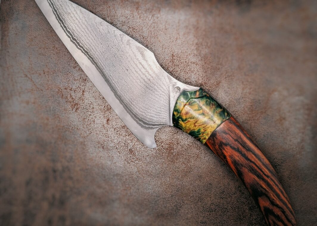 Couteau fixe soie de Lou Marius. Manche cocobolo, bague bouleau stabilisé vert. Côté gauche