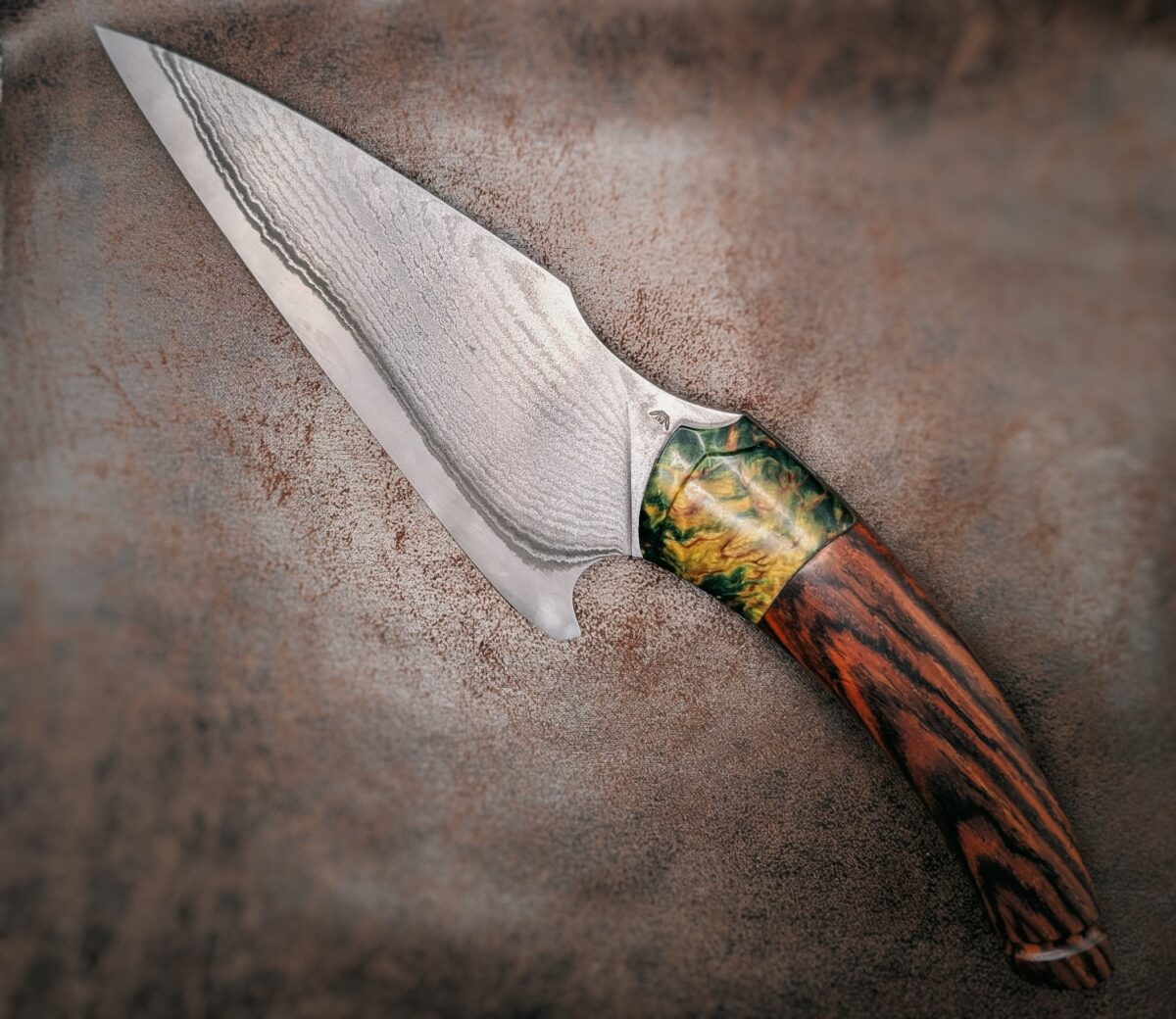 Couteau fixe soie de Lou Marius. Manche cocobolo, bague bouleau stabilisé vert. Côté gauche