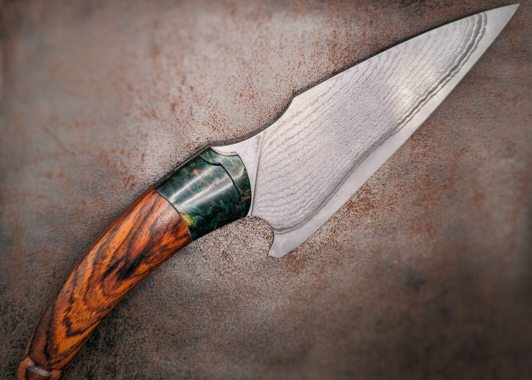 Couteau fixe soie de Lou Marius. Manche cocobolo, bague bouleau stabilisé vert. Côté droit
