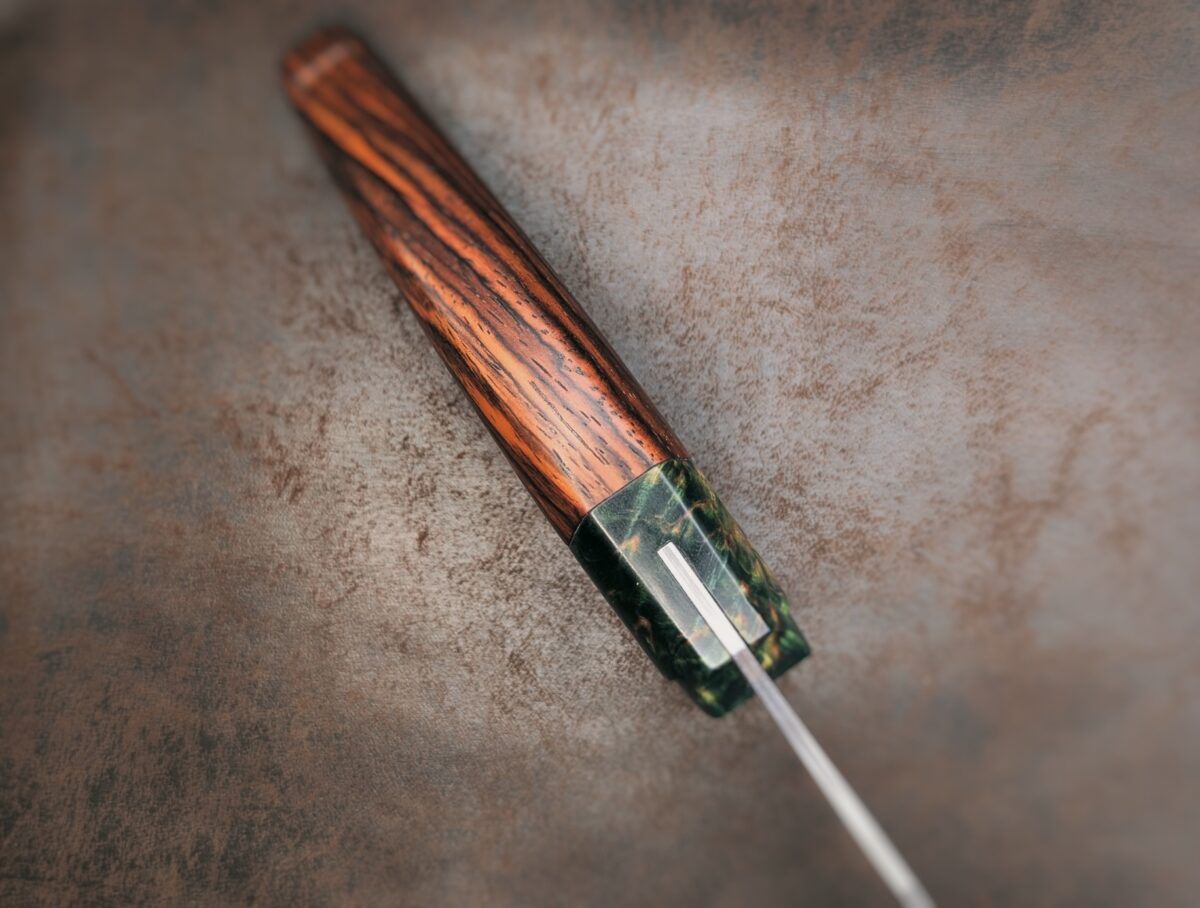 Couteau fixe soie de Lou Marius. Manche cocobolo, bague bouleau stabilisé vert. Vue du dessus