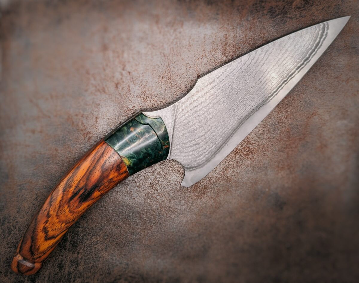 Couteau fixe soie de Lou Marius. Manche cocobolo, bague bouleau stabilisé vert. Côté droit