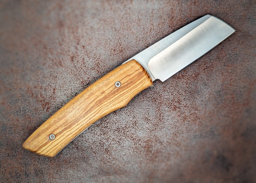 Couteau pliant Divergent de Couteaux Trèfle. Manche en olivier, lame inox .Position ouvert, côté droit