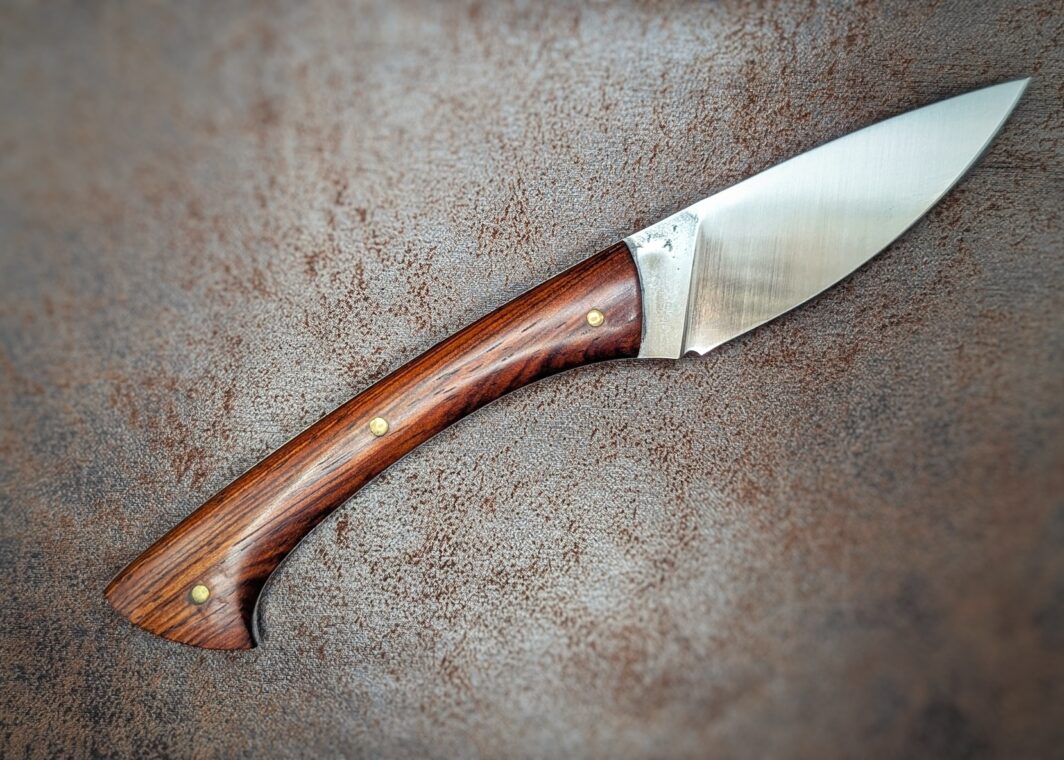 Couteau fixe par Lou Marius, manche en cocobolo. Côté droit