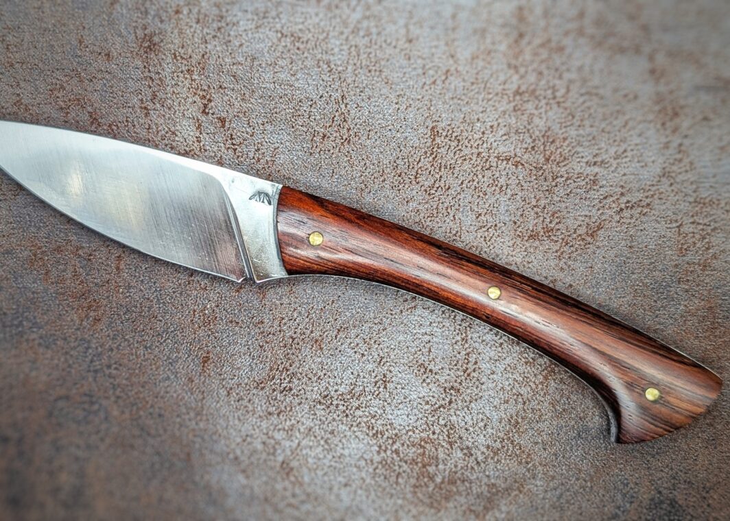 Couteau fixe par Lou Marius, manche en cocobolo. Côté gauche