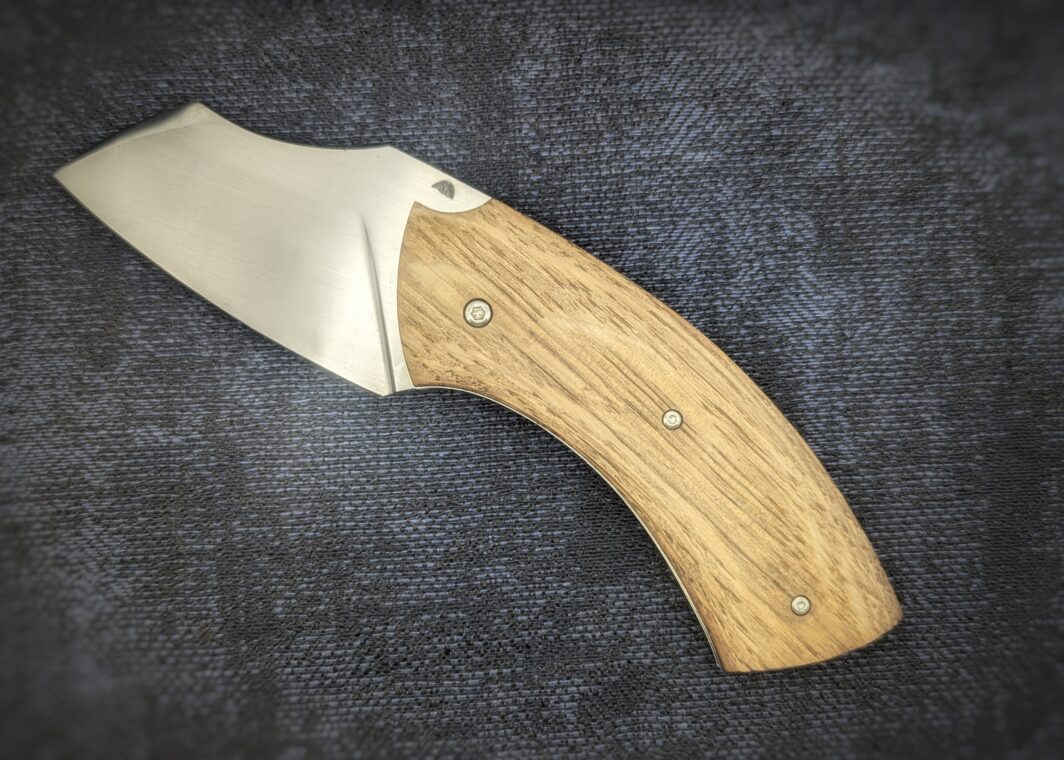 Couteau pliant artisanal par Lou Marius. Manche en fût de chêne de Châteauneuf-du-Pape. Position ouverte, côté gauche