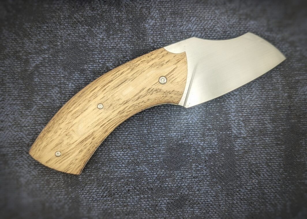 Couteau pliant artisanal par Lou Marius. Manche en fût de chêne de Châteauneuf-du-Pape. Position ouverte, côté droit