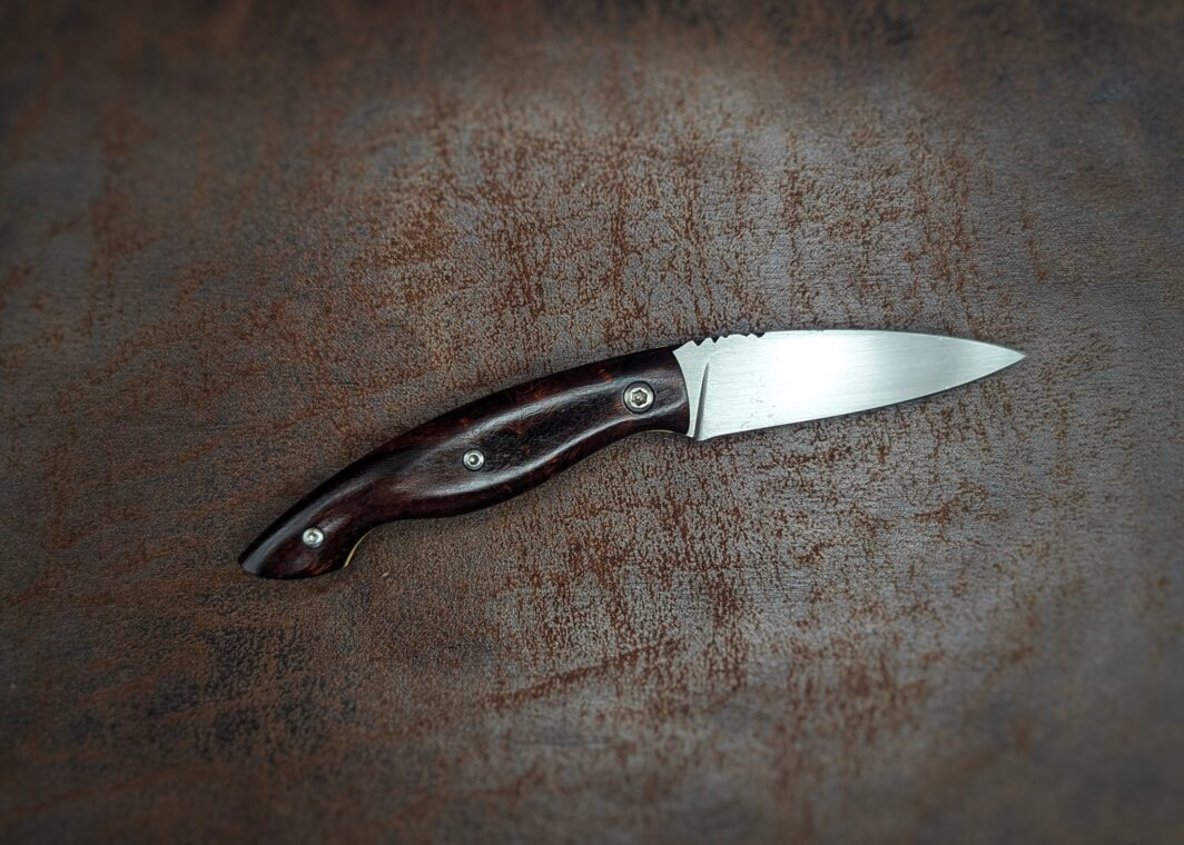 Couteau Pliant Petit Bois de Fer par Dahéna URLI. Manche en Bois de Fer. Position ouverte, côté droit