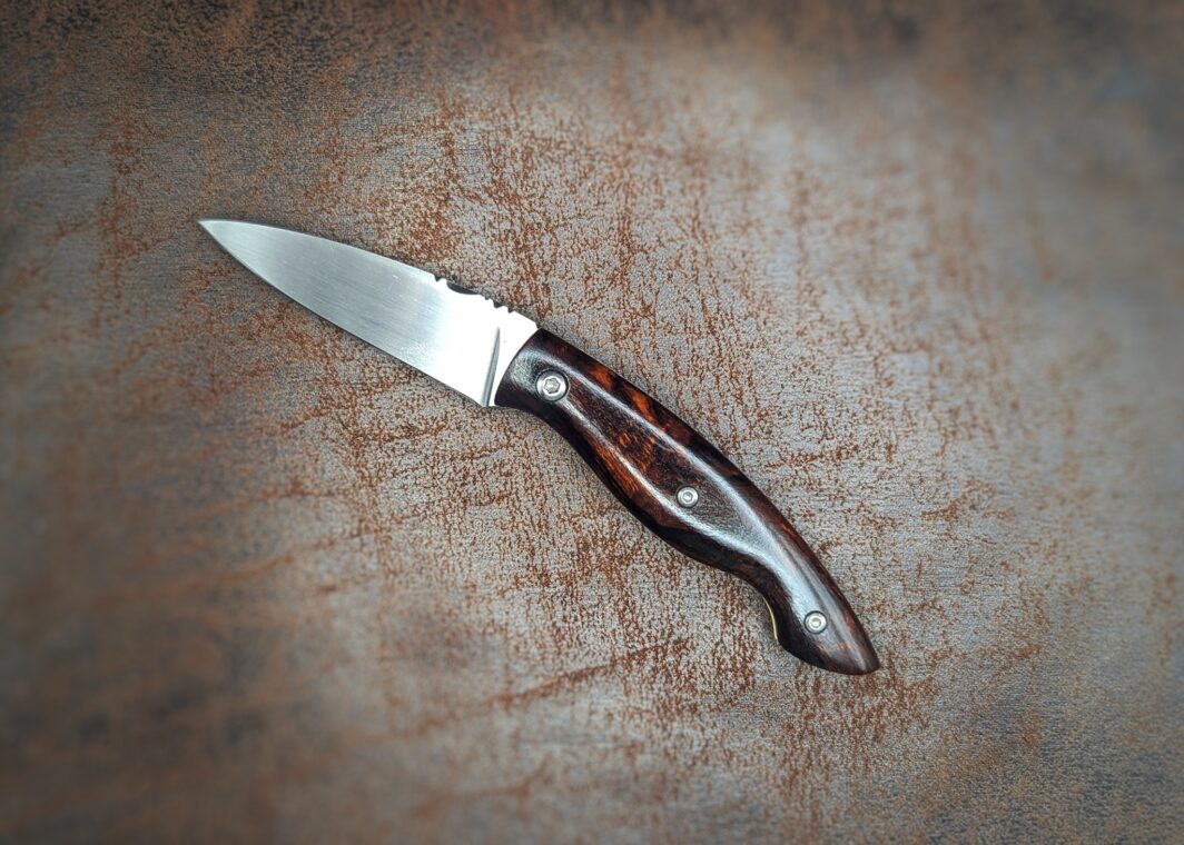 Couteau Pliant Petit Bois de Fer par Dahéna URLI. Manche en Bois de Fer. Position ouverte, côté gauche.