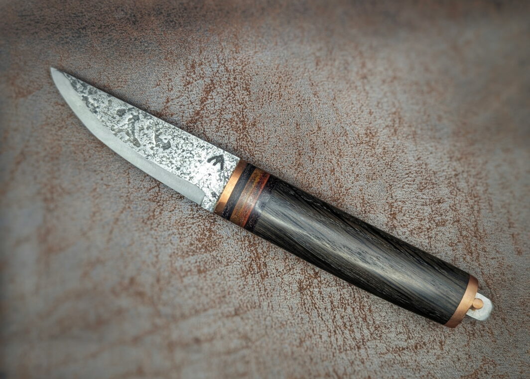 Couteau fixe Clavette Cuivre par Tête d'Enclume. Manche morta, cuivre et cuir. Côté gauche
