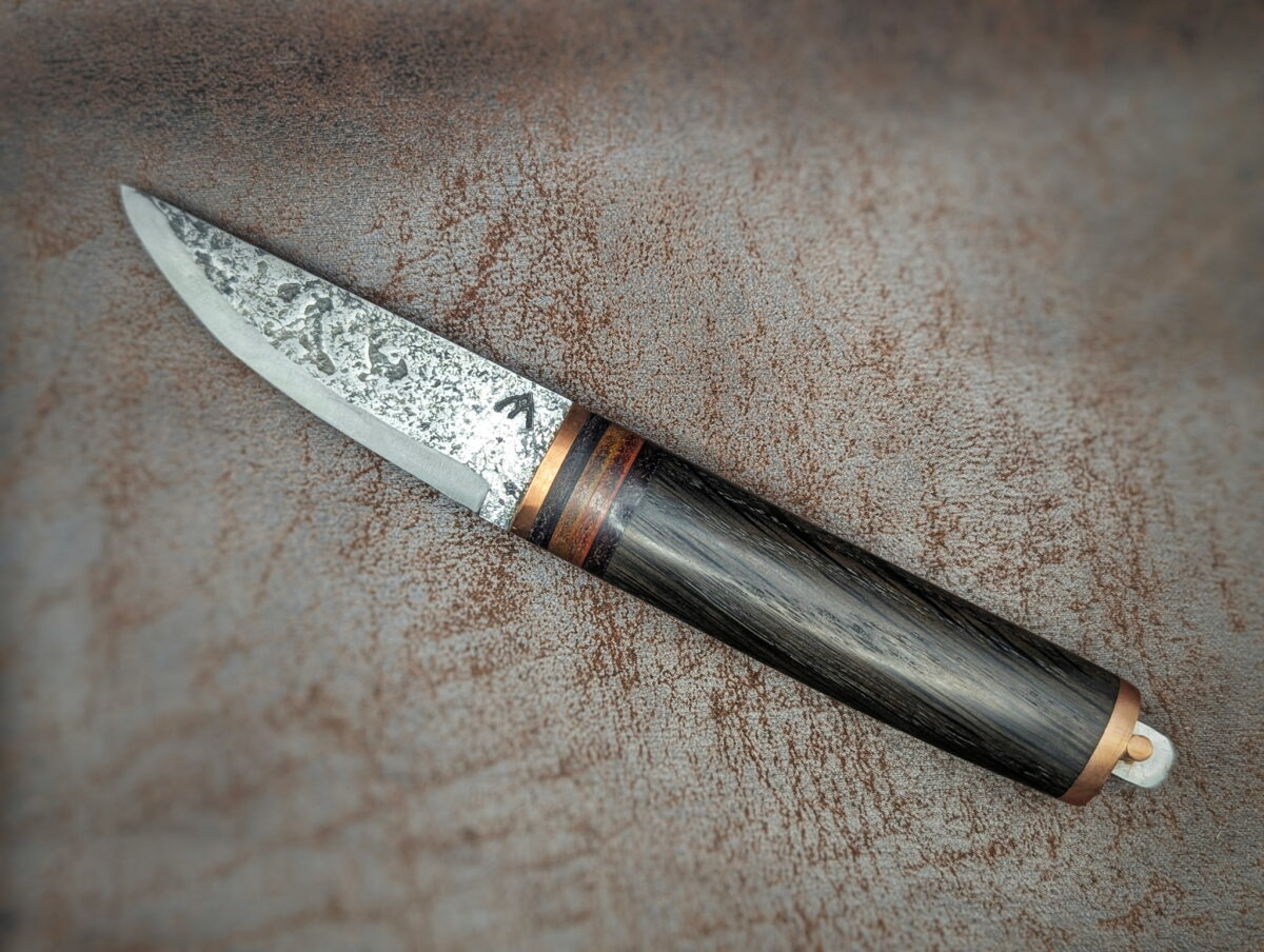 Couteau fixe Clavette Cuivre par Tête d'Enclume. Manche morta, cuivre et cuir. Côté gauche