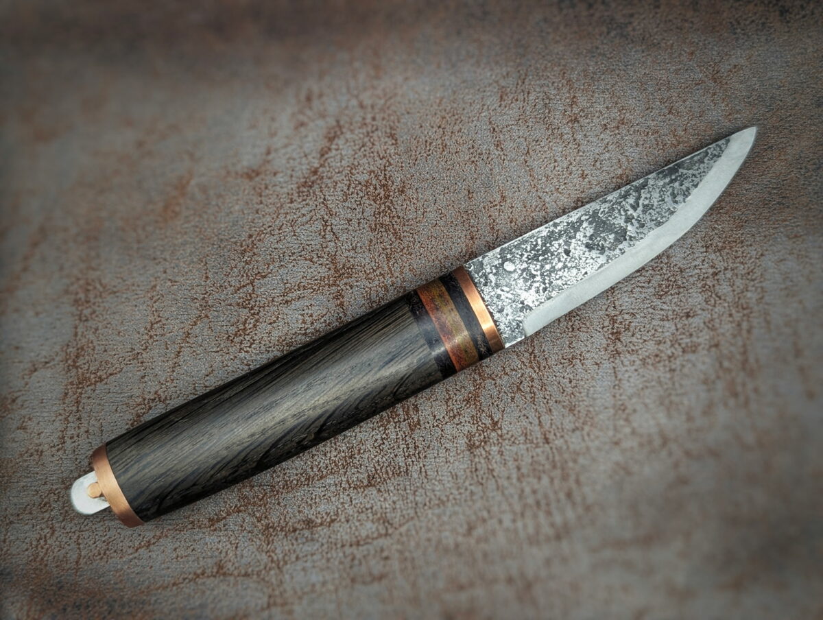 Couteau fixe Clavette Cuivre par Tête d'Enclume. Manche morta, cuivre et cuir. Côté droit