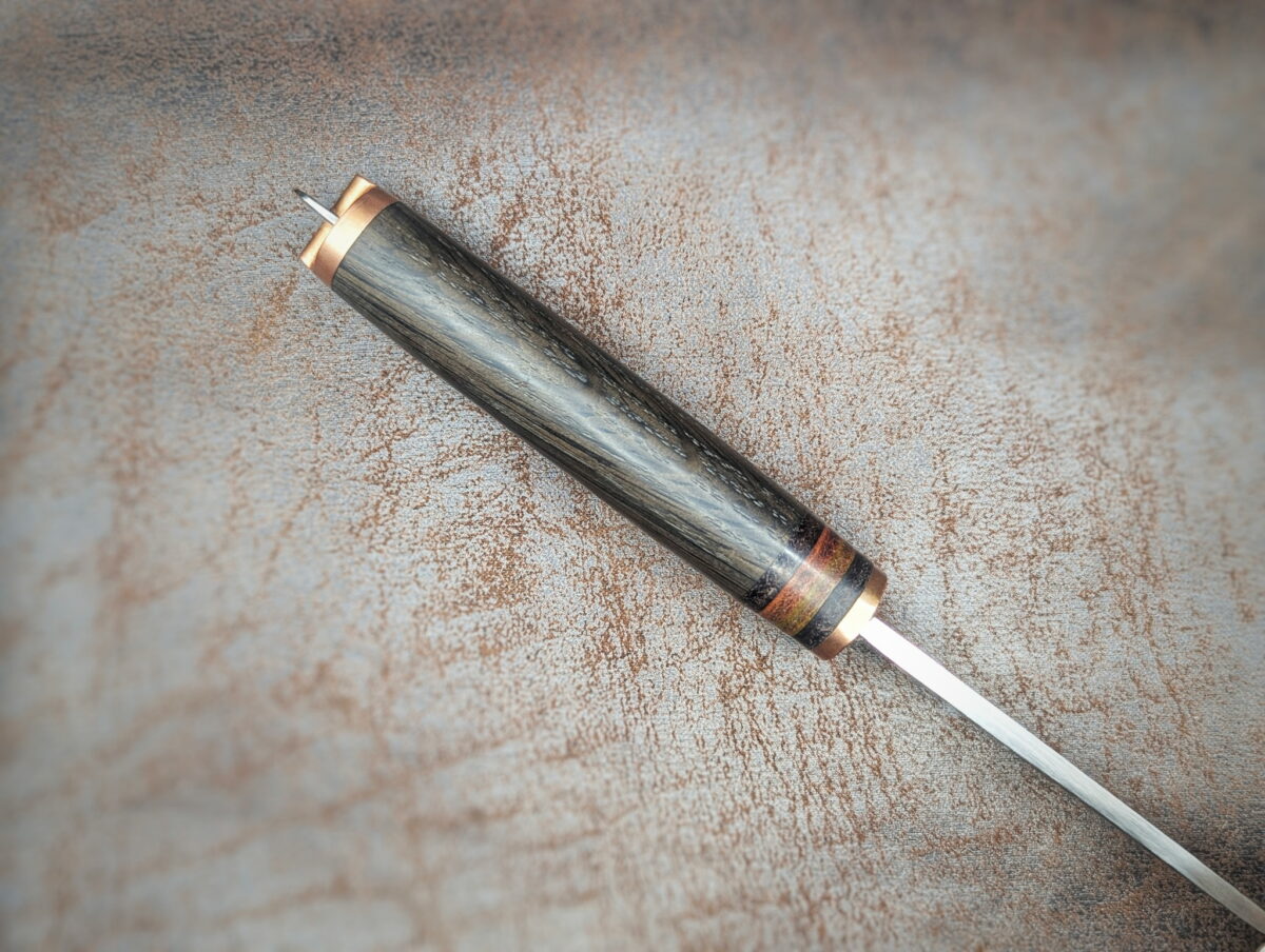 Couteau fixe Clavette Cuivre par Tête d'Enclume. Manche morta, cuivre et cuir. Vue de dessus